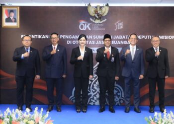 Ketua Dewan Komisioner Otoritas Jasa Keuangan (OJK) Friderica Widyasari Dewi, Rabu ini di Jakarta melantik dan mengambil sumpah jabatan Henry Rialdi sebagai Deputi Komisioner Pengaturan dan Pengawasan Bursa Mineral dan Komoditas Strategis (BMKS).(Foto: Dok. OJK)