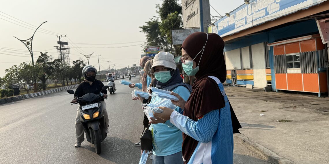 Sejumlah orang membagikan masker untuk menekan bahaya asap akibat karhutla. Berdasarkan data Kemenkes per (21/8), tujuh provinsi yang terdampak karhutla meliputi Jambi, Riau, Sumatera Selatan, Kalimantan Barat, Kalimantan Tengah, Kalimantan Selatan, dan Kalimantan Timur.(Foto: Website Kemenkes