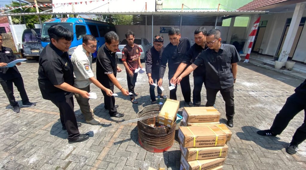 Pemusnahan KTP elektronik kedaluwarsa.(Foto: Ilham Kautsar Prawira/Diskominfo Kab. Garut)