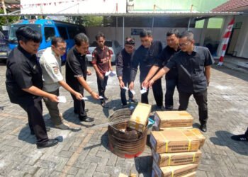 Pemusnahan KTP elektronik kedaluwarsa.(Foto: Ilham Kautsar Prawira/Diskominfo Kab. Garut)
