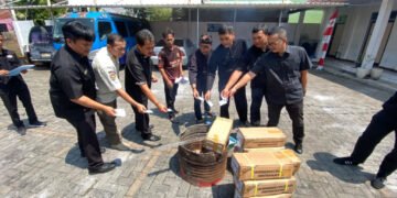 Pemusnahan KTP elektronik kedaluwarsa.(Foto: Ilham Kautsar Prawira/Diskominfo Kab. Garut)