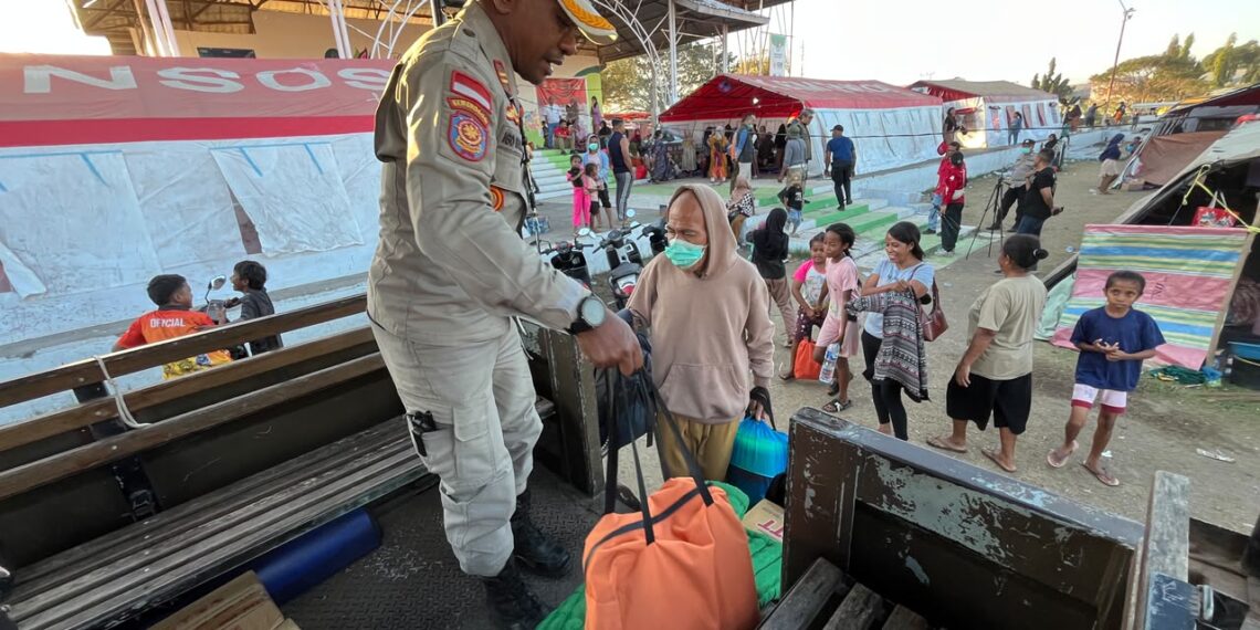 Para penyintas gempa M 7,7 Flores, yang sebelumnya tinggal sementara di pengungsian terpusat Gor Samador, Maumere, Kabupaten Sikka, Nusa Tenggara Timur, naik ke truk TNI AL untuk diantar kembali ke rumah masing-masing, Senin (24/8). (Foto: Bidang Komunikasi Kebencanaan / Danung Arifin)