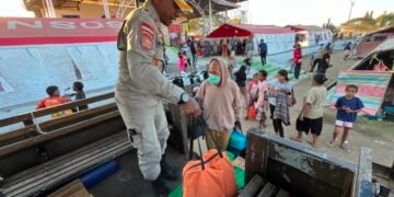 Para penyintas gempa M 7,7 Flores, yang sebelumnya tinggal sementara di pengungsian terpusat Gor Samador, Maumere, Kabupaten Sikka, Nusa Tenggara Timur, naik ke truk TNI AL untuk diantar kembali ke rumah masing-masing, Senin (24/8). (Foto: Bidang Komunikasi Kebencanaan / Danung Arifin)