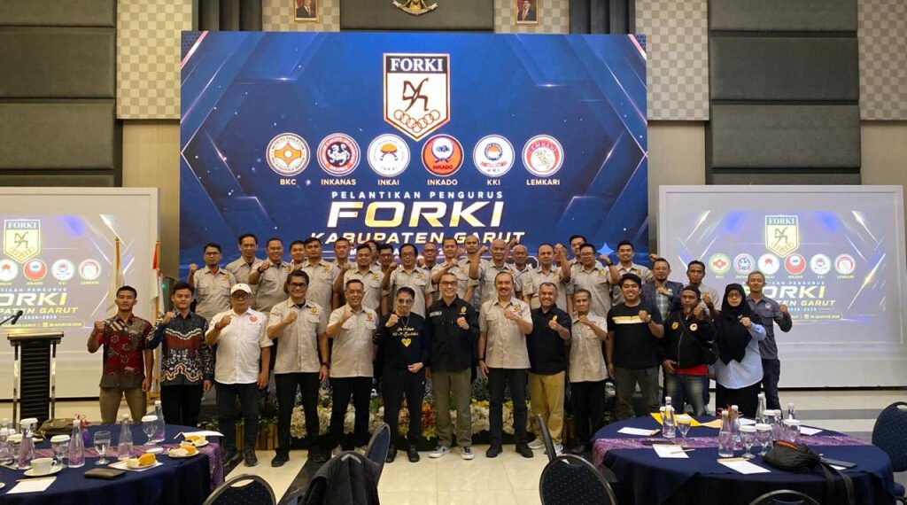 Foto bersama usai pelantikan pengurus FORKI Kabupaten Garut. (Foto: Ilham Kautsar & Febri Noptageri/Diskominfo Kab. Garut)