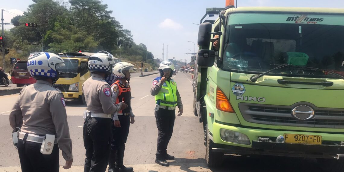 Petugas di Gerbang Tol Pamulihan Sumedang.(Foto: Humas Pemkab Sumedang)