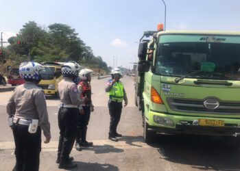 Petugas di Gerbang Tol Pamulihan Sumedang.(Foto: Humas Pemkab Sumedang)