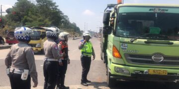 Petugas di Gerbang Tol Pamulihan Sumedang.(Foto: Humas Pemkab Sumedang)