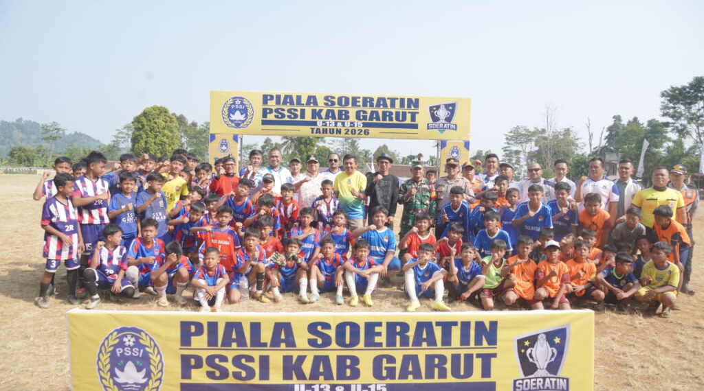 Bupati Garut, Abdusy Syakur Amin, secara resmi membuka Turnamen Sepak Bola Usia Dini Piala Soeratin PSSI Kabupaten Garut U-13 dan U-15 Tahun 2026 yang digelar di Lapang Desa Pakenjeng, Kecamatan Pamulihan, Kabupaten Garut, Sabtu (1/8/2026).(Foto: Muhamad Azi Zulhakim/Diskominfo Kab. Garut)