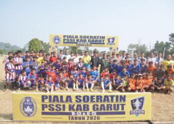 Bupati Garut, Abdusy Syakur Amin, secara resmi membuka Turnamen Sepak Bola Usia Dini Piala Soeratin PSSI Kabupaten Garut U-13 dan U-15 Tahun 2026 yang digelar di Lapang Desa Pakenjeng, Kecamatan Pamulihan, Kabupaten Garut, Sabtu (1/8/2026).(Foto: Muhamad Azi Zulhakim/Diskominfo Kab. Garut)