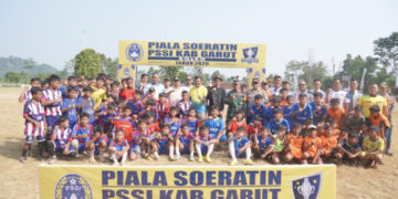 Bupati Garut, Abdusy Syakur Amin, secara resmi membuka Turnamen Sepak Bola Usia Dini Piala Soeratin PSSI Kabupaten Garut U-13 dan U-15 Tahun 2026 yang digelar di Lapang Desa Pakenjeng, Kecamatan Pamulihan, Kabupaten Garut, Sabtu (1/8/2026).(Foto: Muhamad Azi Zulhakim/Diskominfo Kab. Garut)