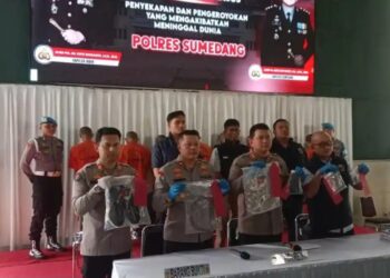 Kapolres Sumedang, AKBP Reza Ma'ruffi, menunjukan barang bukti kasus penyekapan dan penganiayaan yang menewaskan pria bernama Handi (40), dalam keterangan pers di Mapolres Sumedang.(Foto:Istimewa).