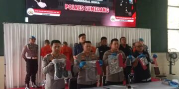 Kapolres Sumedang, AKBP Reza Ma'ruffi, menunjukan barang bukti kasus penyekapan dan penganiayaan yang menewaskan pria bernama Handi (40), dalam keterangan pers di Mapolres Sumedang.(Foto:Istimewa).