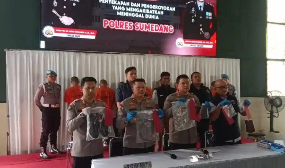 Kapolres Sumedang, AKBP Reza Ma'ruffi, menunjukan barang bukti kasus penyekapan dan penganiayaan yang menewaskan pria bernama Handi (40), dalam keterangan pers di Mapolres Sumedang.(Foto:Istimewa).