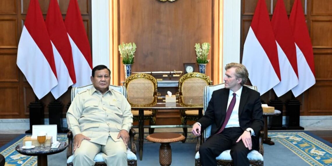 Presiden Prabowo Subianto menerima Wakil Menteri Perang Amerika Serikat untuk Urusan Kebijakan, Elbridge Colby beserta delegasi di Istana Merdeka, Jakarta, pada Rabu (12/08/2024). (Foto: Setneg)