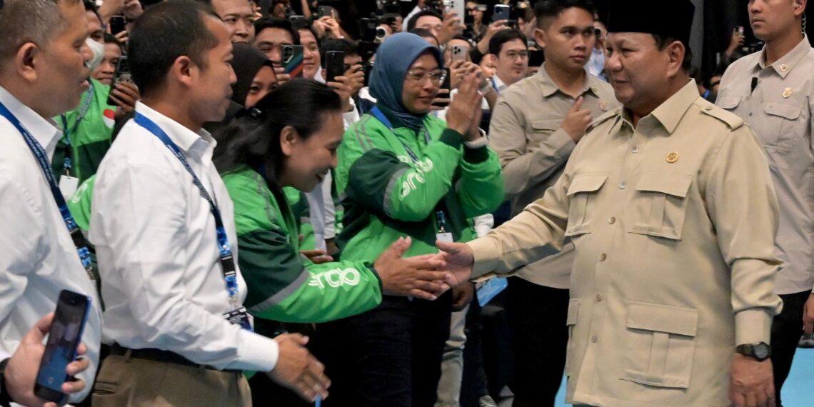 Presiden Prabowo Subianto bersama para pengemudi ojek online di acara peluncuran Motor Listrik Nasional (MoLiNas).(Foto: Setneg)