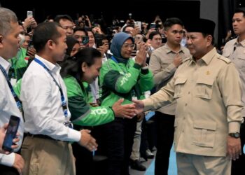 Presiden Prabowo Subianto bersama para pengemudi ojek online di acara peluncuran Motor Listrik Nasional (MoLiNas).(Foto: Setneg)