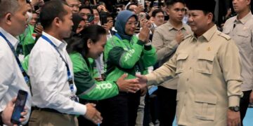 Presiden Prabowo Subianto bersama para pengemudi ojek online di acara peluncuran Motor Listrik Nasional (MoLiNas).(Foto: Setneg)
