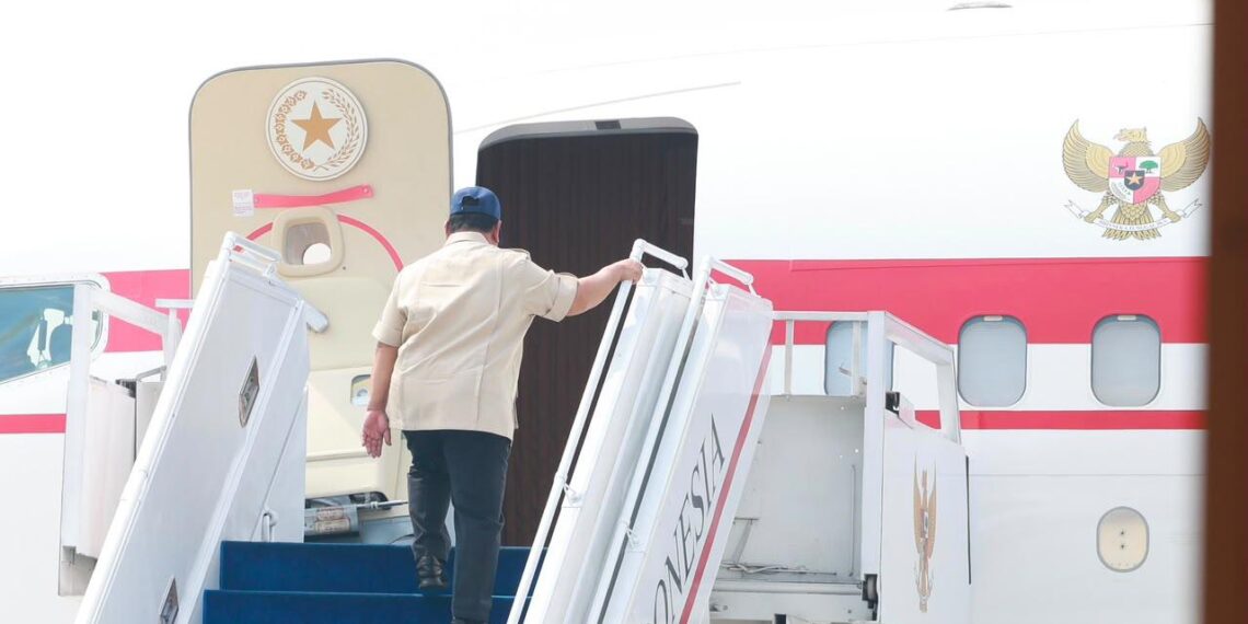 Presiden Prabowo Subianto bertolak menuju Kalimantan pada Sabtu pagi (22/08/2026) untuk meninjau lokasi kebakaran hutan dan lahan (karhutla) sekaligus memimpin langsung upaya penanganannya di sejumlah wilayah Kalimantan.(Foto: Setneg)