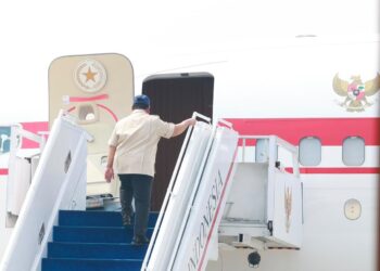 Presiden Prabowo Subianto bertolak menuju Kalimantan pada Sabtu pagi (22/08/2026) untuk meninjau lokasi kebakaran hutan dan lahan (karhutla) sekaligus memimpin langsung upaya penanganannya di sejumlah wilayah Kalimantan.(Foto: Setneg)
