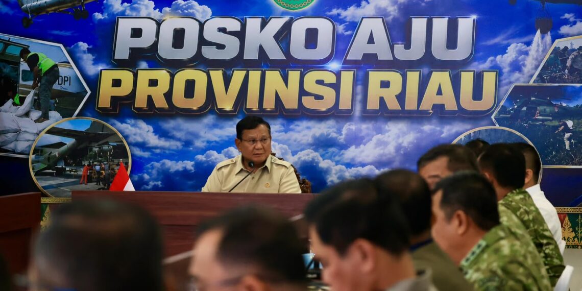 Presiden Prabowo Subianto memimpin rapat terbatas di Posko Aju Provinsi Riau, Kota Pekanbaru, Provinsi Riau, Senin, 24 Agustus 2026. (Foto: BPMI Setpres)