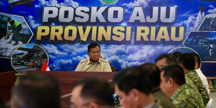 Presiden Prabowo Subianto memimpin rapat terbatas di Posko Aju Provinsi Riau, Kota Pekanbaru, Provinsi Riau, Senin, 24 Agustus 2026. (Foto: BPMI Setpres)