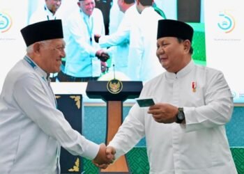 Presiden Prabowo Subianto menerima kartu tanda anggota Nahdlatul Ulama (Kartanu) yang diserahkan oleh Rais Aam, Miftachul Akhyar pada Penutupan Muktamar ke-35 NU di Kabupaten Jombang, Provinsi Jawa Timur, Senin (31/08/2026).(Foto: BPMI Setpres)