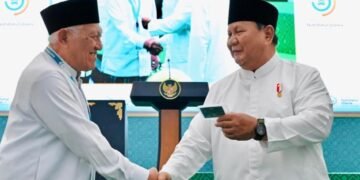 Presiden Prabowo Subianto menerima kartu tanda anggota Nahdlatul Ulama (Kartanu) yang diserahkan oleh Rais Aam, Miftachul Akhyar pada Penutupan Muktamar ke-35 NU di Kabupaten Jombang, Provinsi Jawa Timur, Senin (31/08/2026).(Foto: BPMI Setpres)