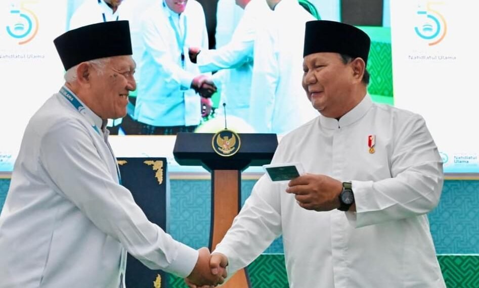 Presiden Prabowo Subianto menerima kartu tanda anggota Nahdlatul Ulama (Kartanu) yang diserahkan oleh Rais Aam, Miftachul Akhyar pada Penutupan Muktamar ke-35 NU di Kabupaten Jombang, Provinsi Jawa Timur, Senin (31/08/2026).(Foto: BPMI Setpres)