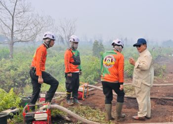 Presiden Prabowo Subianto di lokasi terdampak kebakaran di Desa Limbung, Kabupaten Kubu Raya, Provinsi Kalimantan Barat, pada Sabtu (22/08/2026).(Foto: Setneg)