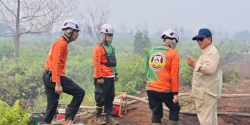 Presiden Prabowo Subianto di lokasi terdampak kebakaran di Desa Limbung, Kabupaten Kubu Raya, Provinsi Kalimantan Barat, pada Sabtu (22/08/2026).(Foto: Setneg)