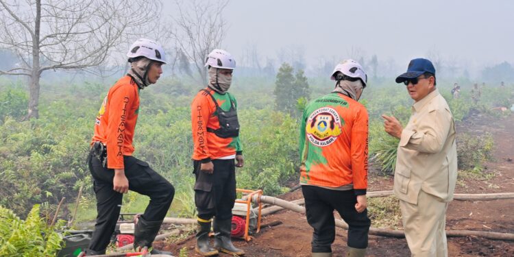 Presiden Prabowo Subianto di lokasi terdampak kebakaran di Desa Limbung, Kabupaten Kubu Raya, Provinsi Kalimantan Barat, pada Sabtu (22/08/2026).(Foto: Setneg)