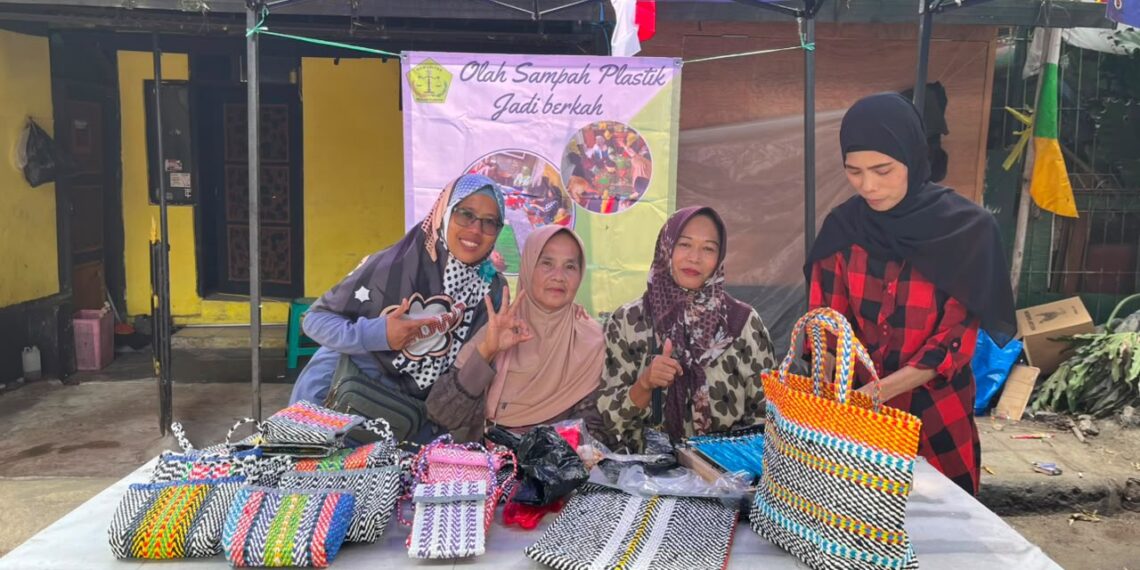 Produk kreatif dari sampah plastik.(Foto: Humas Pemkot Bandung)