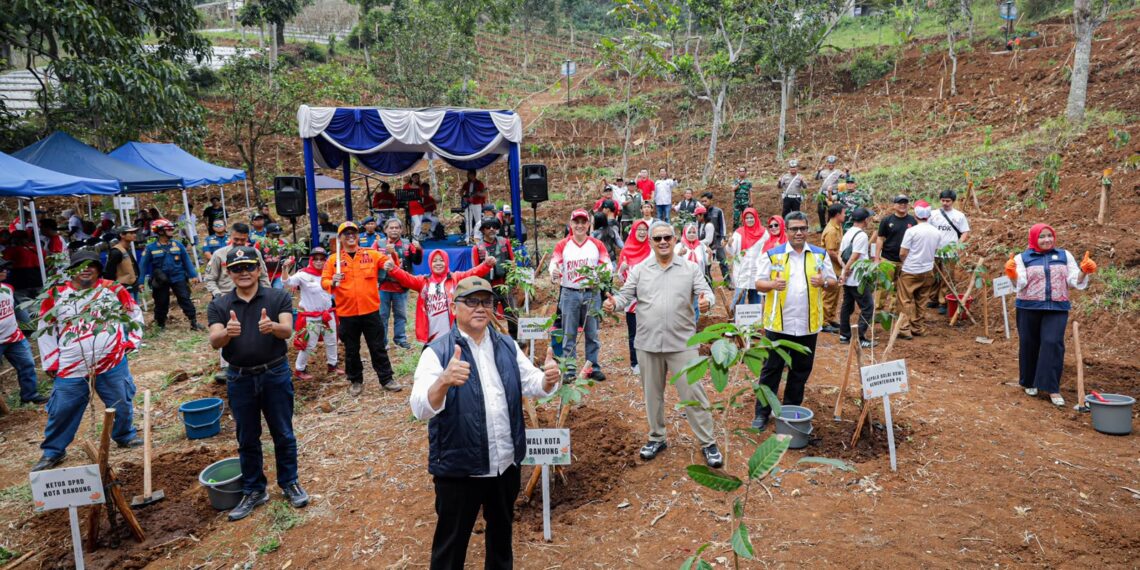 Wali Kota Bandung, Muhammad Farhan meresmikan Ruang Terbuka Hijau (RTH) Cihanja sekaligus kawasan Konservasi Mata Air Cihanja di RT 02 RW 10, Kelurahan Ciumbuleuit, Kecamatan Cidadap, Selasa 18 Agustus 2026.(Foto: Humas Pemkot Bandung)