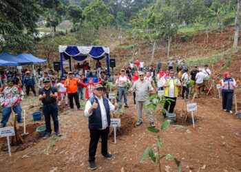Wali Kota Bandung, Muhammad Farhan meresmikan Ruang Terbuka Hijau (RTH) Cihanja sekaligus kawasan Konservasi Mata Air Cihanja di RT 02 RW 10, Kelurahan Ciumbuleuit, Kecamatan Cidadap, Selasa 18 Agustus 2026.(Foto: Humas Pemkot Bandung)