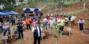Wali Kota Bandung, Muhammad Farhan meresmikan Ruang Terbuka Hijau (RTH) Cihanja sekaligus kawasan Konservasi Mata Air Cihanja di RT 02 RW 10, Kelurahan Ciumbuleuit, Kecamatan Cidadap, Selasa 18 Agustus 2026.(Foto: Humas Pemkot Bandung)