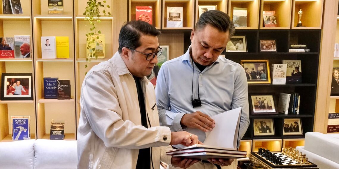 Menteri Ekonomi Kreatif, Teuku Riefky Harsya, berbincang dengan diplomat senior Indonesia sekaligus Pendiri AKC Library & Cafe, Dino Patti Djalal, saat menghadiri grand launching AKC Library & Cafe di Jakarta, Sabtu (8/8/2026).(Foto: Dok. Biro Komunikasi Kementerian Ekonomi Kreatif/Badan Ekonomi Kreatif)