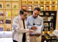 Menteri Ekonomi Kreatif, Teuku Riefky Harsya, berbincang dengan diplomat senior Indonesia sekaligus Pendiri AKC Library & Cafe, Dino Patti Djalal, saat menghadiri grand launching AKC Library & Cafe di Jakarta, Sabtu (8/8/2026).(Foto: Dok. Biro Komunikasi Kementerian Ekonomi Kreatif/Badan Ekonomi Kreatif)