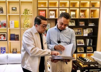Menteri Ekonomi Kreatif, Teuku Riefky Harsya, berbincang dengan diplomat senior Indonesia sekaligus Pendiri AKC Library & Cafe, Dino Patti Djalal, saat menghadiri grand launching AKC Library & Cafe di Jakarta, Sabtu (8/8/2026).(Foto: Dok. Biro Komunikasi Kementerian Ekonomi Kreatif/Badan Ekonomi Kreatif)