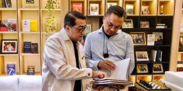 Menteri Ekonomi Kreatif, Teuku Riefky Harsya, berbincang dengan diplomat senior Indonesia sekaligus Pendiri AKC Library & Cafe, Dino Patti Djalal, saat menghadiri grand launching AKC Library & Cafe di Jakarta, Sabtu (8/8/2026).(Foto: Dok. Biro Komunikasi Kementerian Ekonomi Kreatif/Badan Ekonomi Kreatif)