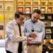 Menteri Ekonomi Kreatif, Teuku Riefky Harsya, berbincang dengan diplomat senior Indonesia sekaligus Pendiri AKC Library & Cafe, Dino Patti Djalal, saat menghadiri grand launching AKC Library & Cafe di Jakarta, Sabtu (8/8/2026).(Foto: Dok. Biro Komunikasi Kementerian Ekonomi Kreatif/Badan Ekonomi Kreatif)