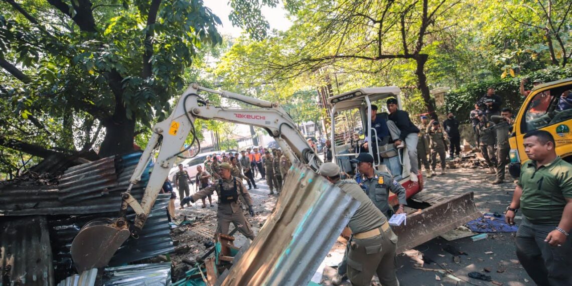 Penertiban bangunan liar oleh Satpol PP Kota Bandung.(Foto: Humas Pemkot Bandung)