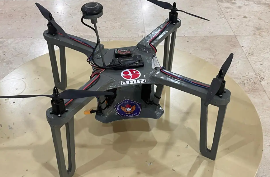 Pusat Riset Biomassa dan Bioproduk (PRBB) Badan Riset dan Inovasi Nasional (BRIN) berkolaborasi dengan Universitas Nurtanio (UNNUR) Bandung mengembangkan dua prototipe pesawat nirawak. Pesawat tersebut yaitu Unmanned Aerial Vehicle (UAV) Vertical Take-Off and Landing (VTOL), dan UAV Quadcopter.(Foto: Website BRIN)