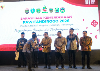 Menteri Ekonomi Kreatif/Kepala Badan Ekonomi Kreatif (Ekraf), Teuku Riefky Harsya, menegaskan komitmen pemerintah untuk memperkuat ekosistem ekonomi kreatif (ekraf) daerah dalam Sarasehan Kemerdekaan PAWITANDIROGO (Pacitan, Ngawi, Magetan, Madiun, Ponorogo) 2026 di Madiun, Jawa Timur, Jumat (21/8/2026).( Dok. Biro Komunikasi Kementerian Ekraf/ Badan Ekraf)