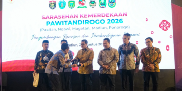 Menteri Ekonomi Kreatif/Kepala Badan Ekonomi Kreatif (Ekraf), Teuku Riefky Harsya, menegaskan komitmen pemerintah untuk memperkuat ekosistem ekonomi kreatif (ekraf) daerah dalam Sarasehan Kemerdekaan PAWITANDIROGO (Pacitan, Ngawi, Magetan, Madiun, Ponorogo) 2026 di Madiun, Jawa Timur, Jumat (21/8/2026).( Dok. Biro Komunikasi Kementerian Ekraf/ Badan Ekraf)