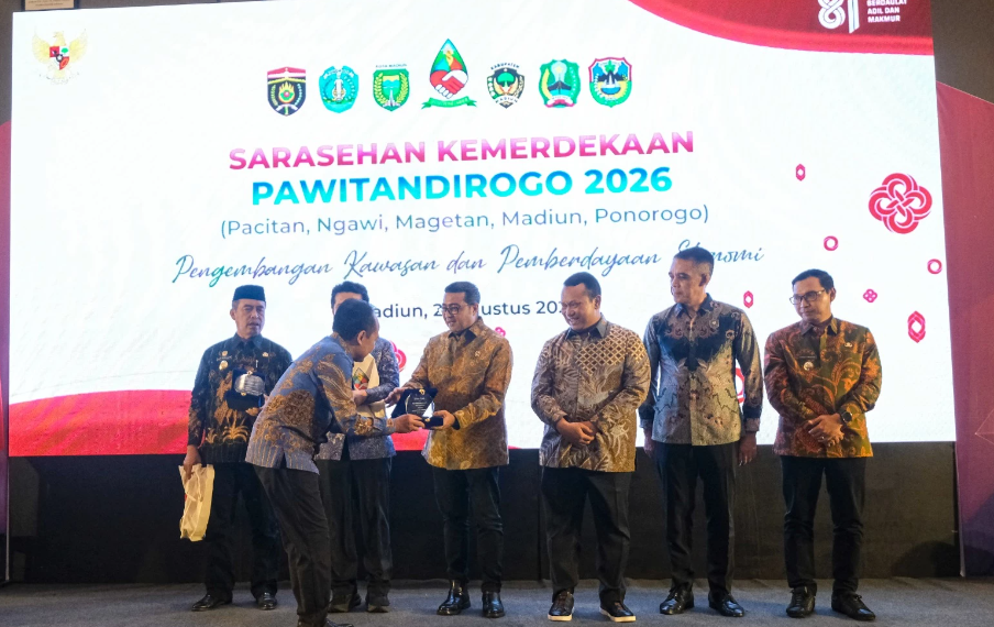 Menteri Ekonomi Kreatif/Kepala Badan Ekonomi Kreatif (Ekraf), Teuku Riefky Harsya, menegaskan komitmen pemerintah untuk memperkuat ekosistem ekonomi kreatif (ekraf) daerah dalam Sarasehan Kemerdekaan PAWITANDIROGO (Pacitan, Ngawi, Magetan, Madiun, Ponorogo) 2026 di Madiun, Jawa Timur, Jumat (21/8/2026).( Dok. Biro Komunikasi Kementerian Ekraf/ Badan Ekraf)