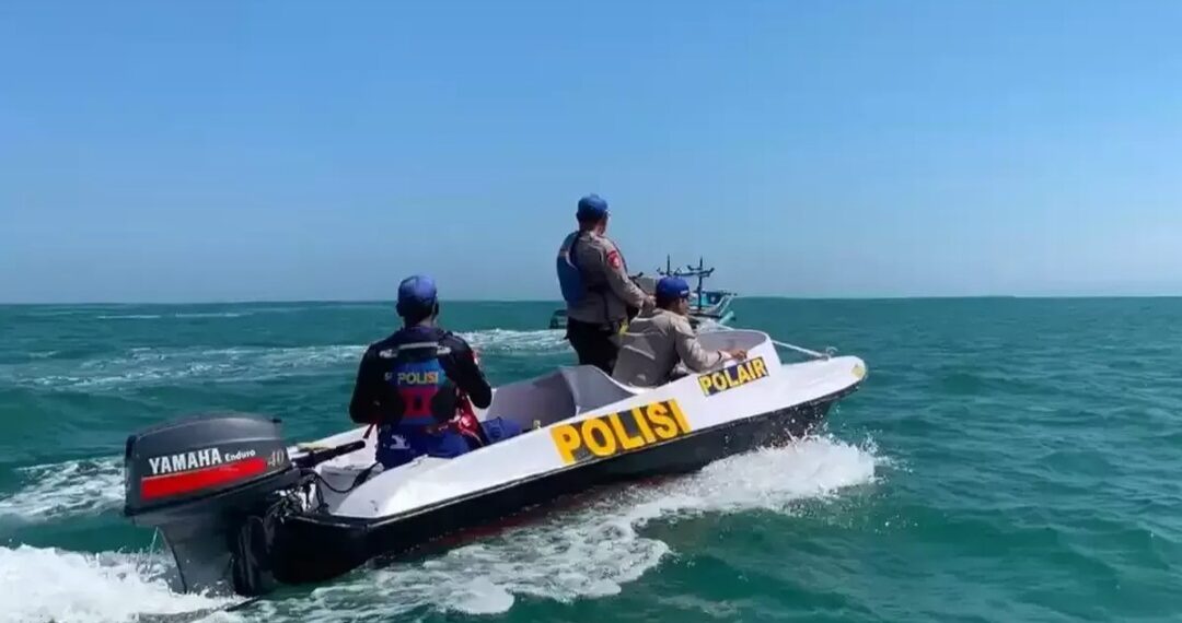 Personel Satpolairud Polres Garut bersama Polsek Cikelet dan Tim SAR gabungan melakukan pencarian 3 wisatawan hilang di Pantai Karangpapak, Kecamatan Cikelet, Kabupaten Garut.(Foto: Istimewa/Polda Jabar)