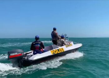 Personel Satpolairud Polres Garut bersama Polsek Cikelet dan Tim SAR gabungan melakukan pencarian 3 wisatawan hilang di Pantai Karangpapak, Kecamatan Cikelet, Kabupaten Garut.(Foto: Istimewa/Polda Jabar)