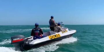 Personel Satpolairud Polres Garut bersama Polsek Cikelet dan Tim SAR gabungan melakukan pencarian 3 wisatawan hilang di Pantai Karangpapak, Kecamatan Cikelet, Kabupaten Garut.(Foto: Istimewa/Polda Jabar)