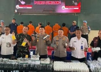 Kapolres Sumedang, AKBP Reza Ma'ruffi, menunjukan barang bukti obat keras ilegal 500 ribu butir lebih hasil pengungkapan Tim Satresnarkoba dari dua orang pengedar.(Foto:Istimewa).