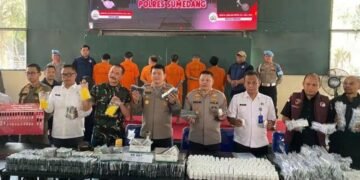 Kapolres Sumedang, AKBP Reza Ma'ruffi, menunjukan barang bukti obat keras ilegal 500 ribu butir lebih hasil pengungkapan Tim Satresnarkoba dari dua orang pengedar.(Foto:Istimewa).